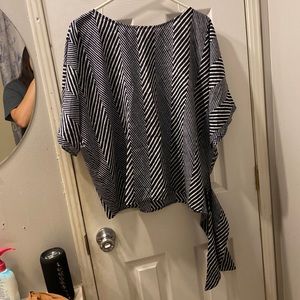 I’m selling a T-shirt it ties in the front the size is a large